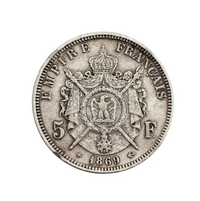 Gros plan sur une pièce d'argent ornée d'une couronne