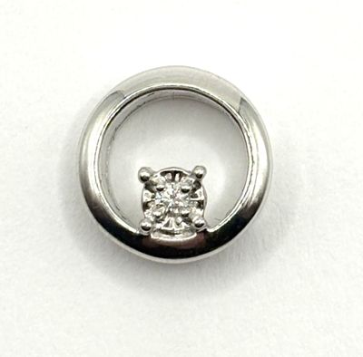 un petit diamant au centre d'une bague en argent