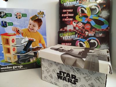 une boîte contenant un jouet et une boîte sur laquelle est représenté un jouet