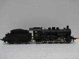 un petit train sur une surface blanche, avec un fond gris