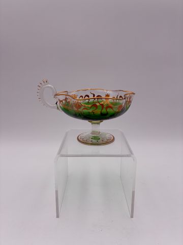 Coupe sur pied à une anse en verre de Murano. H 11 cm