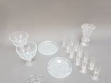 beaucoup de verres et une assiette sur la table