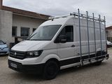 une camionnette blanche garée dans un parking