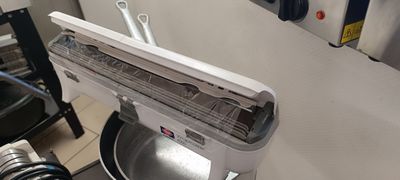 un mixeur posé sur le plan de travail de la cuisine