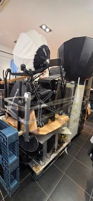 une pièce contenant de nombreux types d'équipements différents