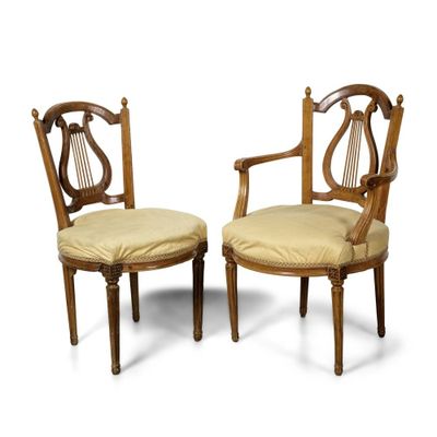 paire de chaises de style début du XXe siècle, dotées de dossiers en forme de harpe
