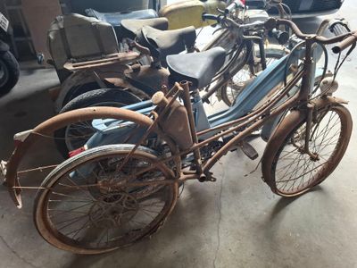de nombreux vélos garés les uns à côté des autres dans un garage