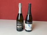 deux bouteilles de vin posées l'une à côté de l'autre sur un comptoir