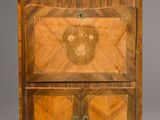 une armoire ancienne en bois, dotée de deux tiroirs et d'une porte