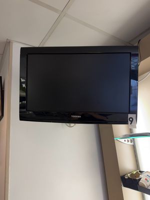 un téléviseur à écran plat accroché au mur de la chambre