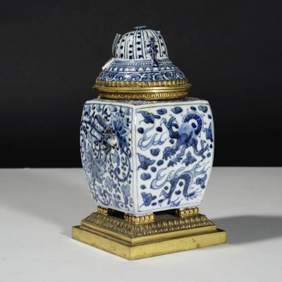 un vase bleu et blanc avec un couvercle sur une table