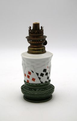 une petite bouteille surmontée d'une lampe