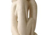 statue d'une femme tenant un enfant dans ses bras