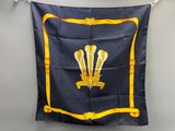 un drapeau bleu et jaune accroché à un mur, sur lequel figure une couronne