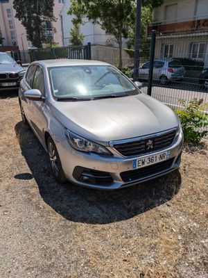 La voiture argentée est garée sur le bord de la route.