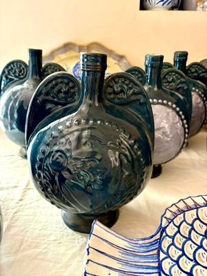 de nombreux vases bleus alignés sur une table