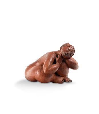 figurine représentant une femme à genoux, la tête entre les mains