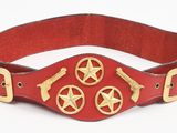 ceinture en cuir rouge avec des boucles en forme d'étoile dorée sur fond blanc