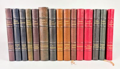 plusieurs vieux livres sont alignés sur une surface blanche