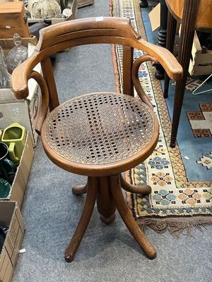 une chaise posée sur un tapis dans une pièce