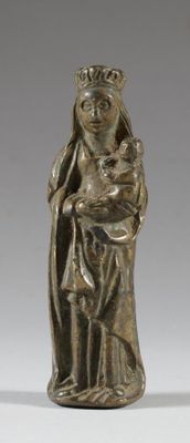une statue de femme tenant un bébé dans ses bras
