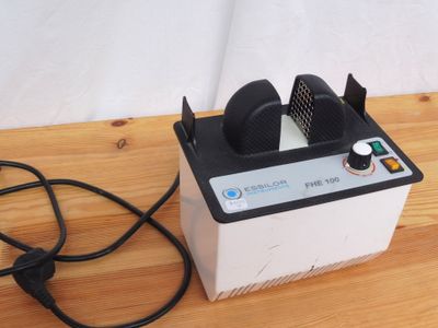 une petite machine posée sur une table en bois