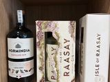 des bouteilles de vin et des cartons sur une étagère dans un magasin