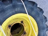 une grande roue jaune à laquelle est attachée une corde