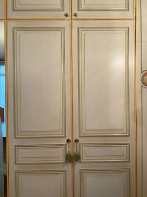 Une paire de portes en bois patiné (en trompe l’œil de boise…
