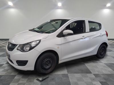 la photo d'une voiture blanche garée dans un garage