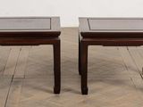 paire de tables d'appoint avec plateau en verre et piètement en bois