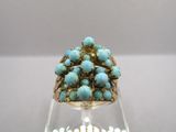 une image représentant une bague en or sertie de pierres de turquoise