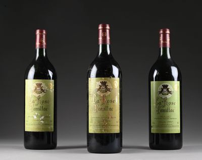 trois bouteilles de vin sont alignées sur une table