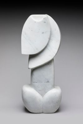 sculpture en marbre représentant un oiseau posé sur un socle en forme de fleur