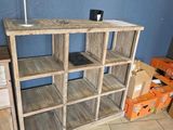une étagère en bois encastrée dans le mur