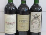 trois bouteilles de vin posées sur un plan de travail
