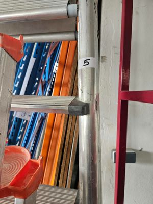 une échelle appuyée contre un mur