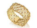 gros plan d'un bracelet en or sur fond blanc