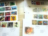 un grand nombre de timbres qui sont sur la table