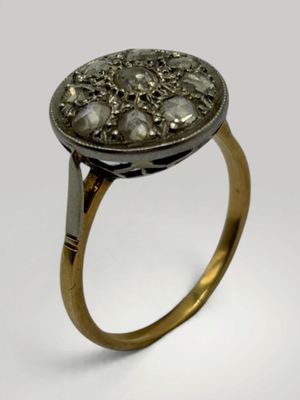 un gros plan d'une bague en or sertie d'une pierre au centre
