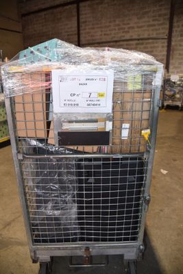 un chariot contenant de nombreux cartons dans un entrepôt