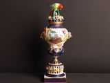 un vase surmonté d'un oiseau