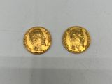 deux souverains d'or, dont l'un représente le portrait d'un homme et l'autre celui d'une femme