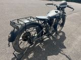 une moto qui est garée dans un parking