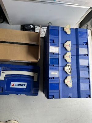 de nombreuses boîtes contenant des objets bleus et blancs posées par terre