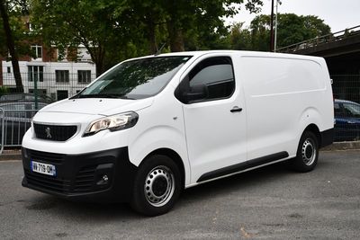 une camionnette blanche garée dans un parking