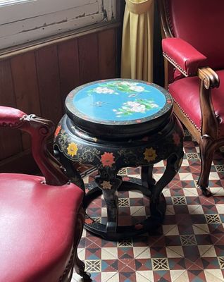deux chaises et une table dans une pièce dotée d'une fenêtre