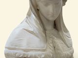 une statue représentant une femme portant un voile sur la tête