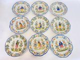 six assiettes sur fond blanc, ornées de motifs représentant des personnes