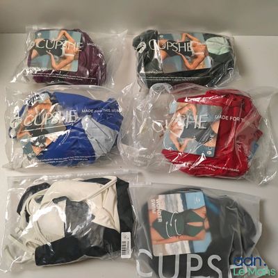 six paires de sous-vêtements sont emballées dans des sacs en plastique sur une table
